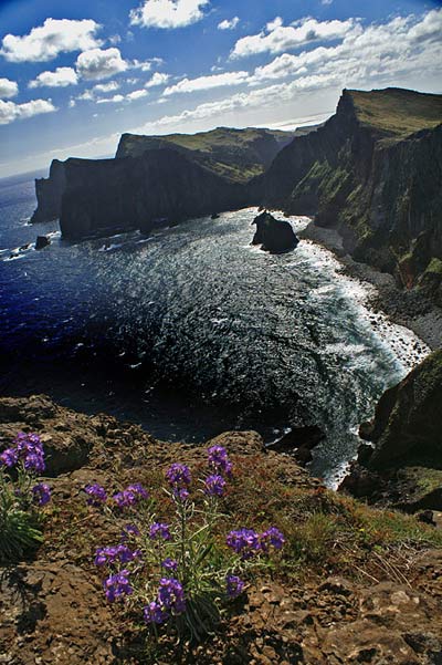 En rekke steinete åser som strekker seg ned til sjøen