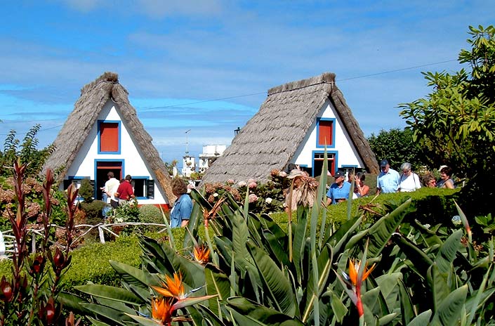 De traditionele huizen met daken van stro
